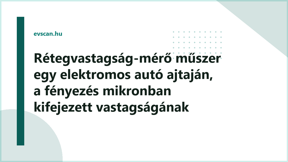 Rétegvastagság-mérő műszer egy elektromos autó ajtaján, a fényezés mikronban kifejezett vastagságának leolvasása